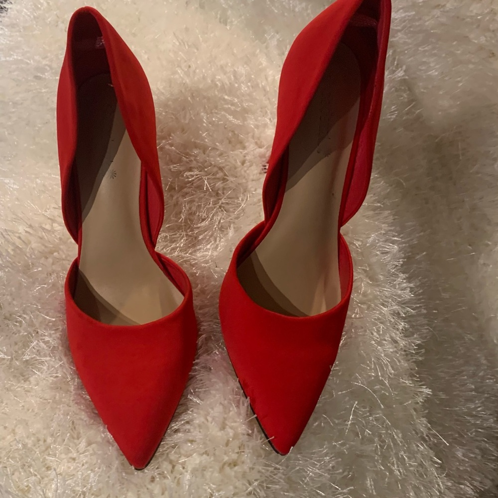 RED PUMP HEELS - Picture 2 of 15